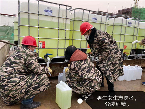 16025722464222049ZO2.jpg 從山東采購拉到松滋市分裝,并發往全市醫院的醫用酒精.jpg