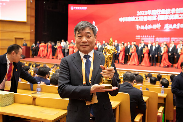 17023424303253445mhR.jpg 項目經理 徐發進現場授獎_副本.jpg