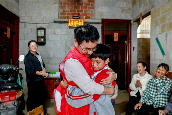 1745820483466258c3JG.jpg 中天志愿者與困難學(xué)生結(jié)對(duì).jpg